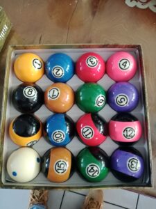 Juego de bolas de billar fondo negro